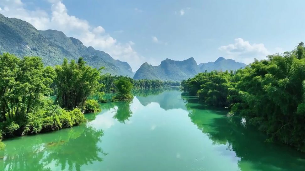 广西河池：碧波倒映翠峰峦